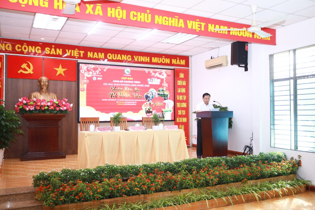 Ông Trần Duy Long, Phó chủ tịch UBND phường Long Phước, thông tin về Hội hoa xuân 2026 tại buổi họp báo